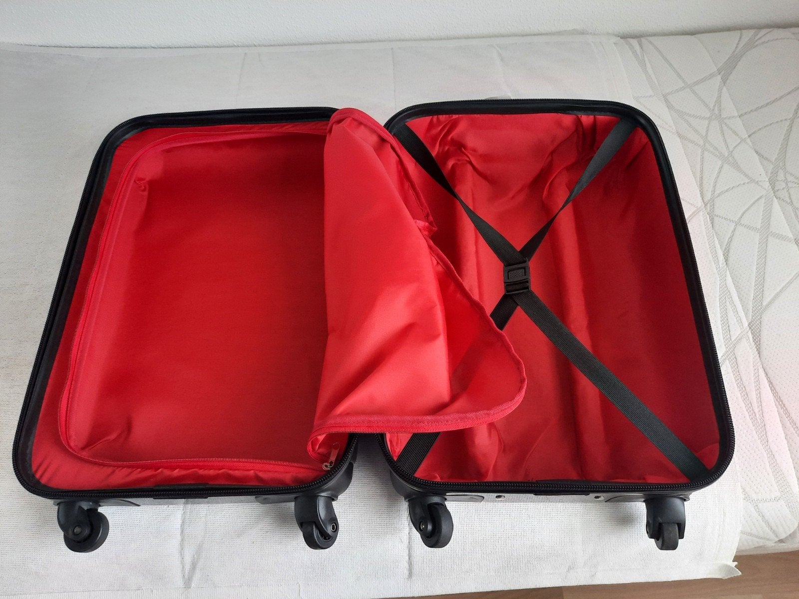 Zwarte handbagage koffer met wieltjes en slot, Wieltjes, Gebruikt, 50 tot 60 cm, Hard kunststof
