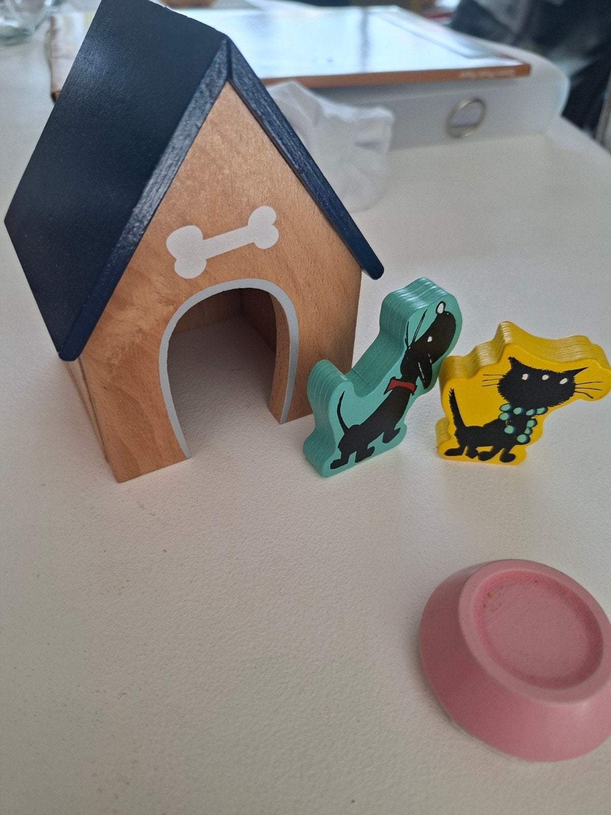 Houten speelset: hondenhok, hond, kat en voerbakje, Ophalen of Verzenden, Zo goed als nieuw, Overige typen
