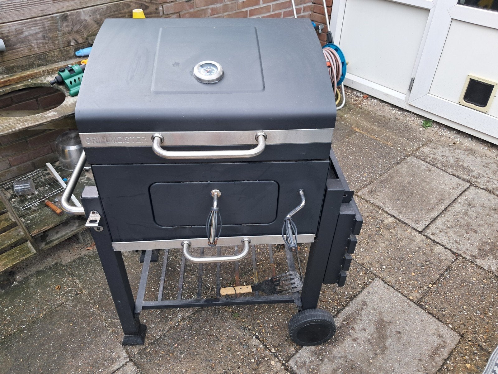 Houtskool BBQ met verlaagbaar kolenbed en werktafel, Ophalen