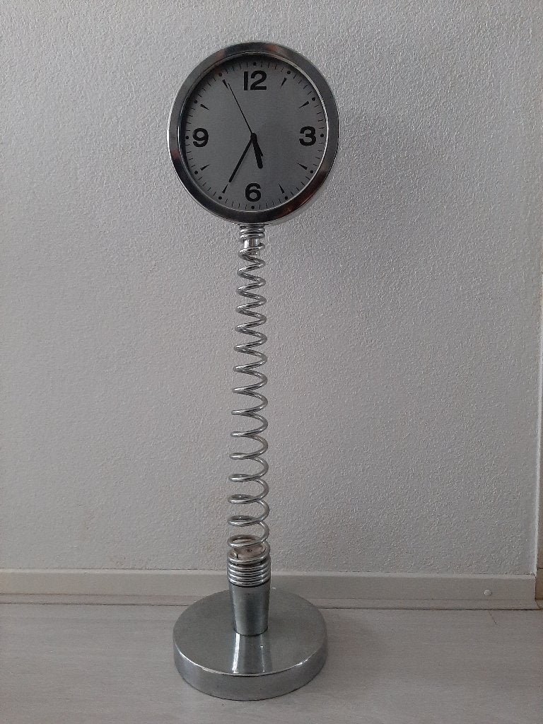 Klok met beweegbare veer. Lengte 95 cm, Ophalen, Gebruikt, Analoog, Werkt op batterijen