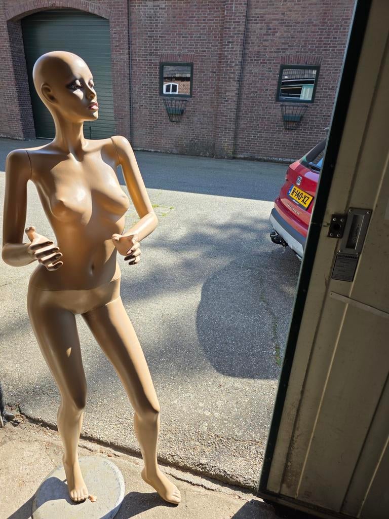 Etalagepop in goede conditie, Ophalen