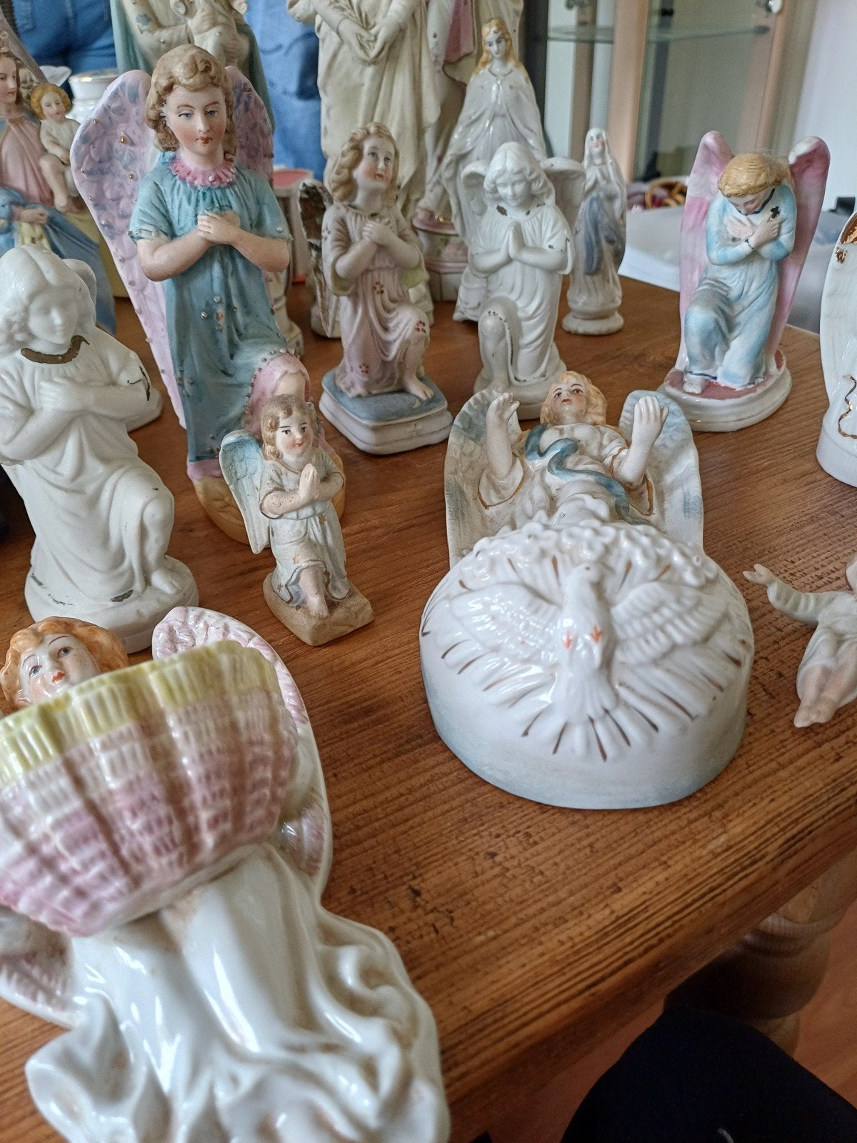 Verzameling van religieuze beelden: Engelen en Maria, Ophalen