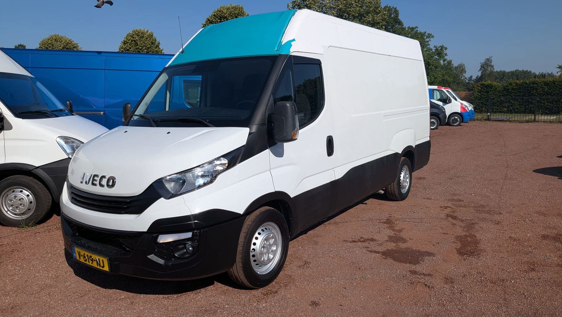 Iveco Daily 35S14V 2.3 L2H2 Automaat / Cruise 3500KG Trekhaa, Auto's, Automaat, Gebruikt, Euro 6, Wit