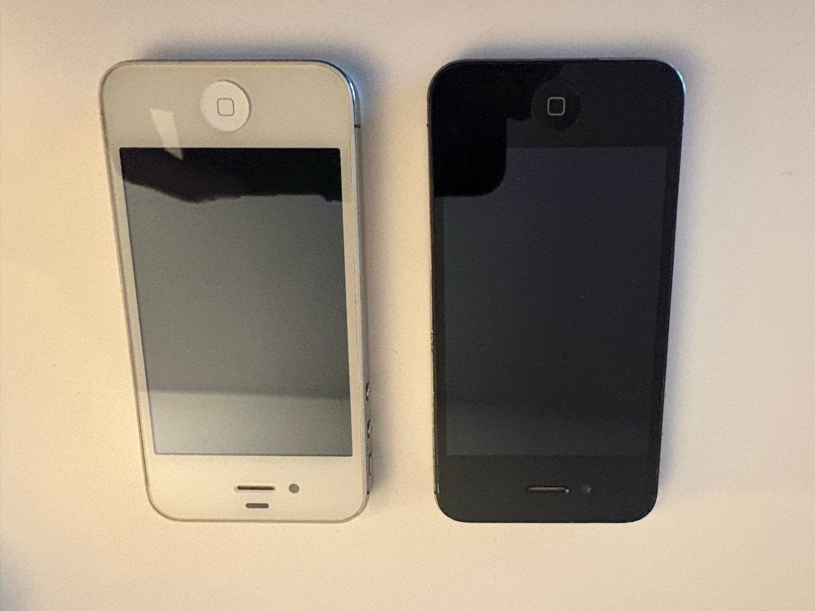 2x Apple iPhone 4S (wit & zwart) A1387 - mogelijk defect, Telecommunicatie, 16 GB, Verzenden, Zwart, Niet werkend