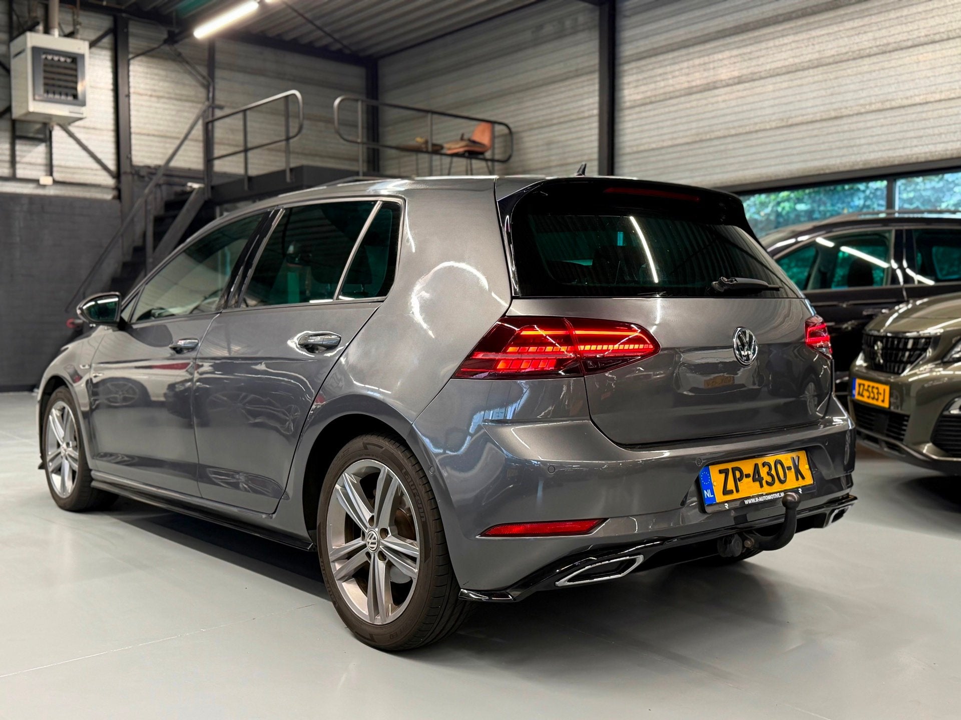 Volkswagen Golf 1.6 TDI R-LINE Business Pano l Led l Camera, Auto's, Gebruikt, Euro 6, 4 cilinders, 116 pk