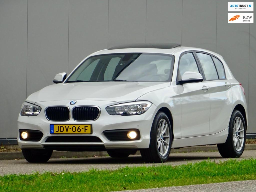 BMW 1-serie 116i Sport /// Pearl / Pano-Dak / Dealer-Oh, 1-Serie, Wit, 19 km/l, 3 cilinders