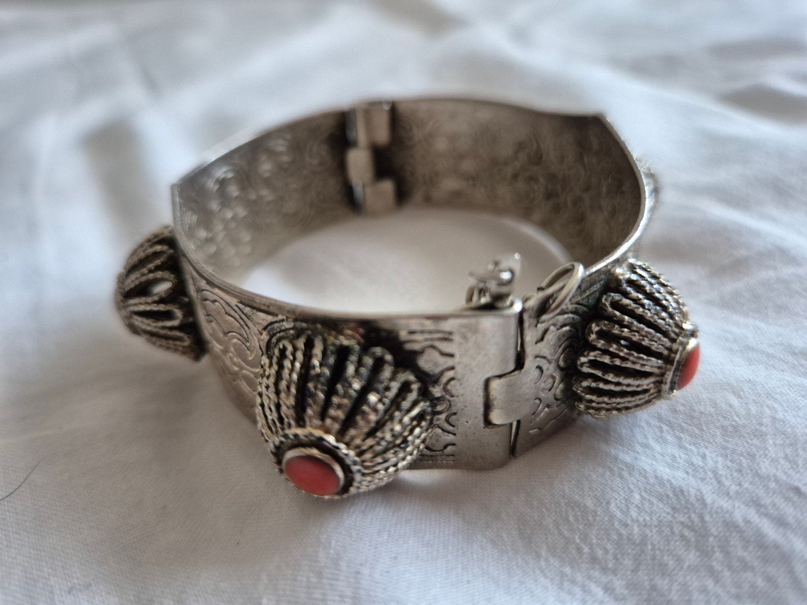 Vintage berber zilveren armband met rood koraal, Sieraden, Tassen en Uiterlijk, Overige materialen, Gebruikt, Ophalen of Verzenden