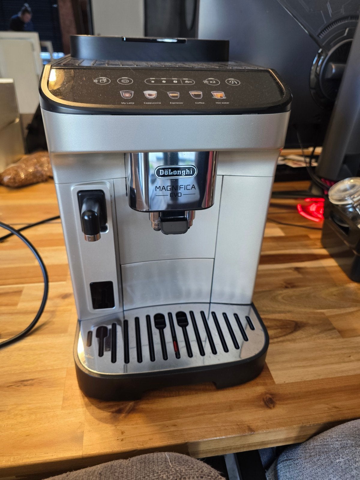 De'Longhi Magnifica Evo., Witgoed en Apparatuur, Ophalen, Afneembaar waterreservoir, Koffiebonen, Zo goed als nieuw