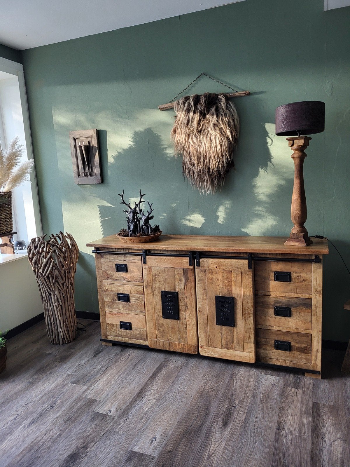 Robuust houten dressoir met schuifdeuren en lades, Ophalen, Met lade(s), Industrieel, Landelijk, 150 tot 200 cm