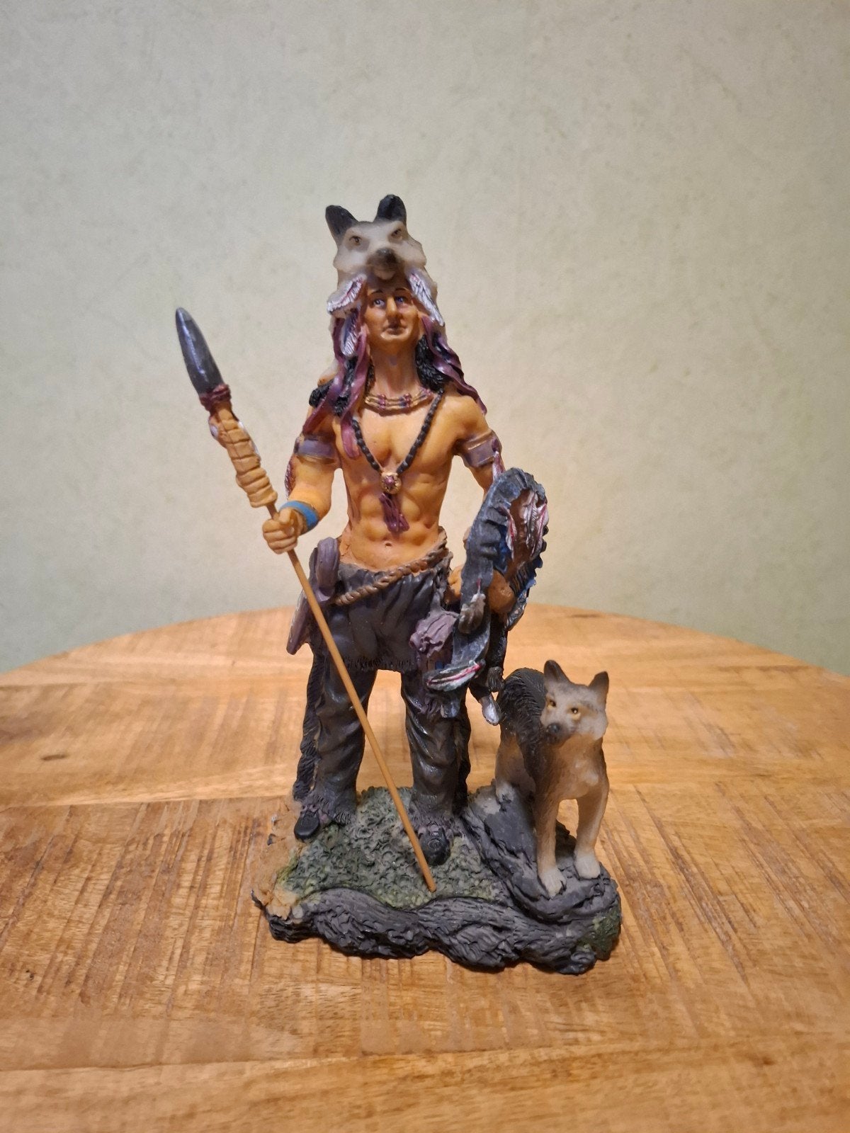 vintage Beeld Indiaan met Wolf en Speer Polystone  20 cm, Ophalen of Verzenden, Zo goed als nieuw, Mens