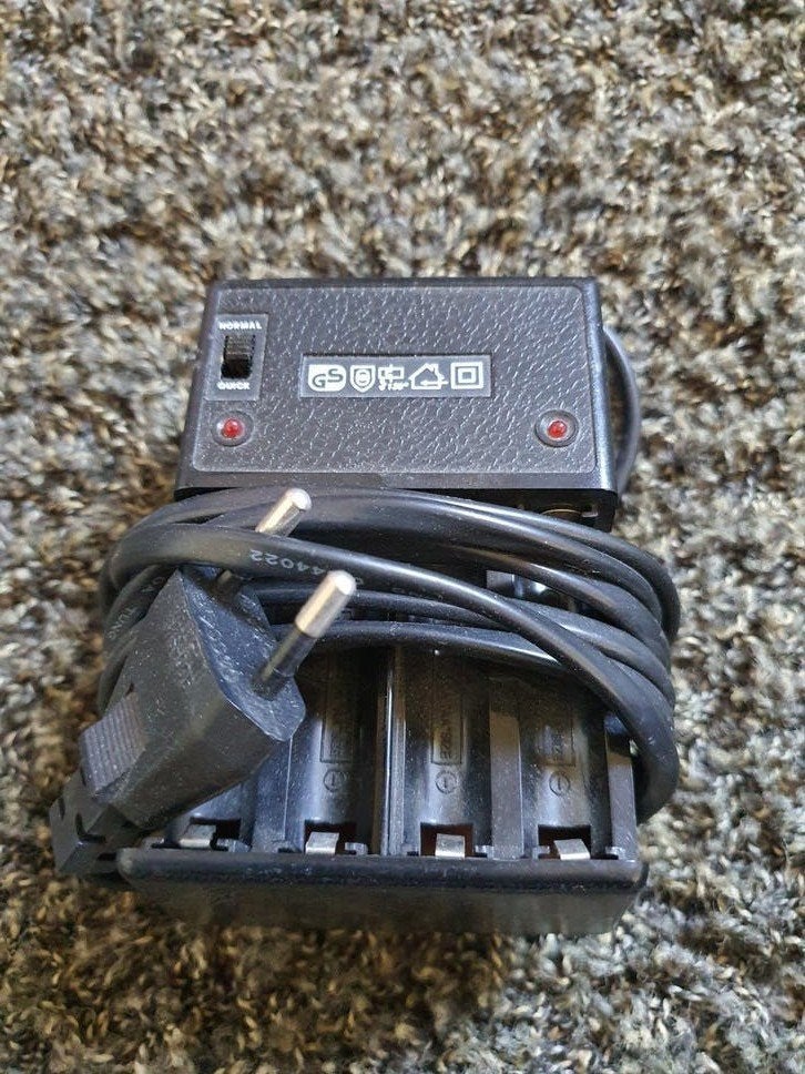 Batterij oplader voor AA batterijen., Ophalen of Verzenden, Gebruikt