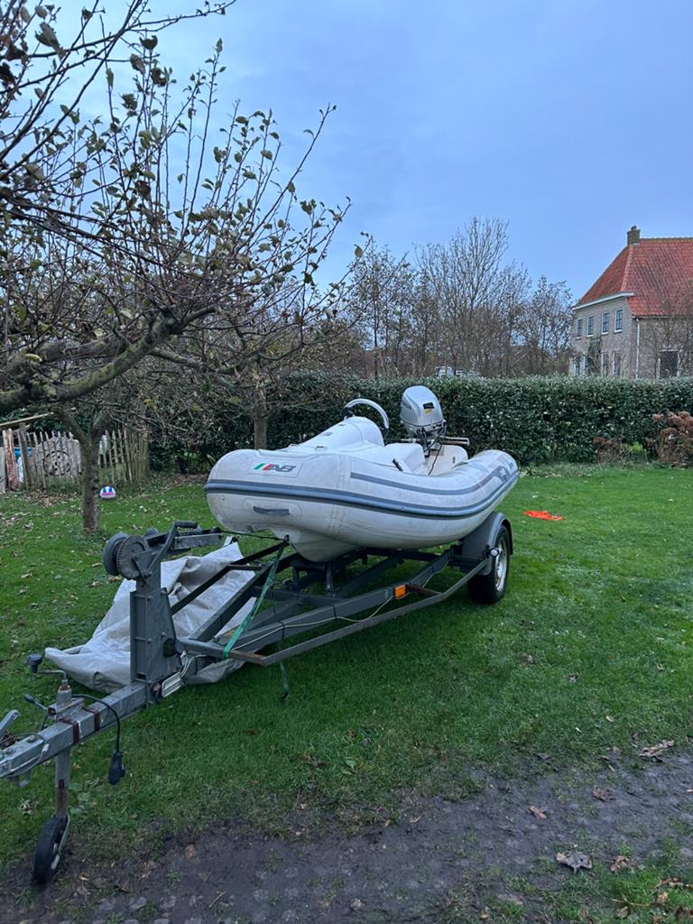 Rubberboot met 15 pk buitenboordmotor en trailer, Watersport en Boten, Ophalen, Zo goed als nieuw, Buitenboordmotor