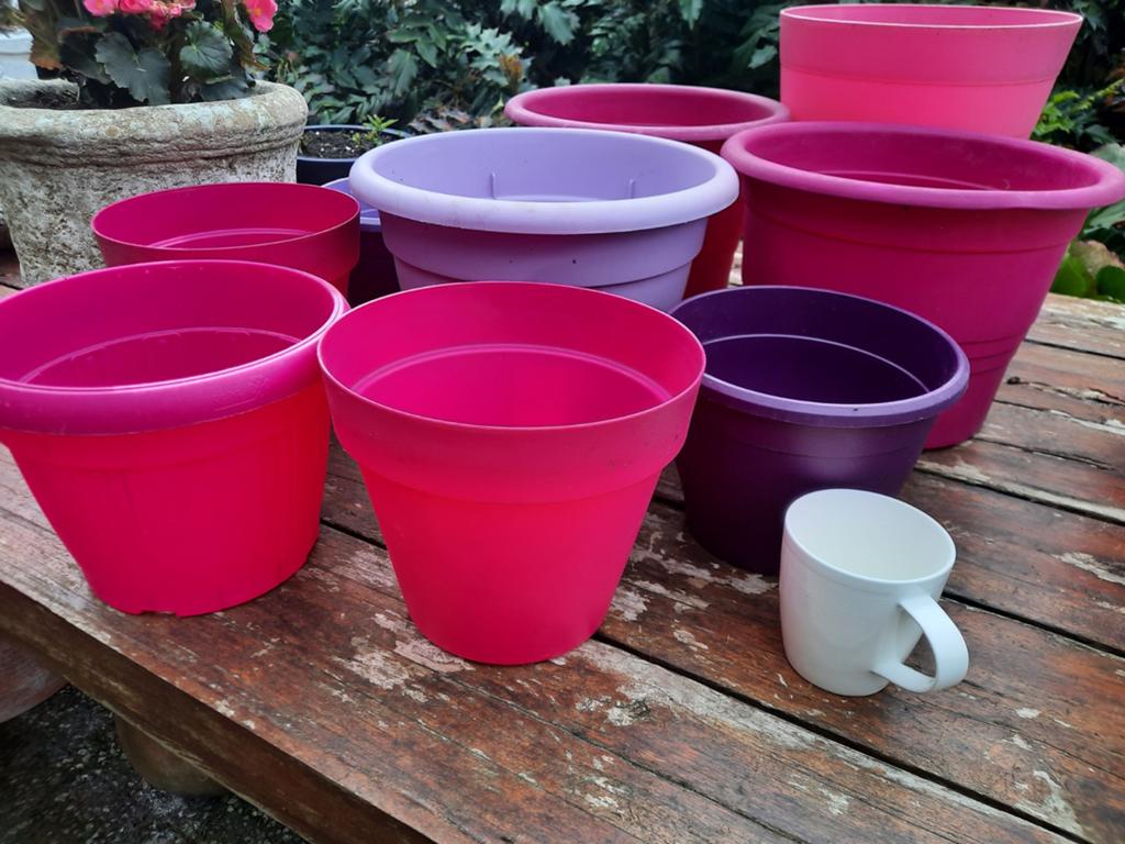 9 kunststof bloempotten in roze en lila GRATIS in Apeldoorn, Ophalen, Kunststof, Gebruikt, Rond