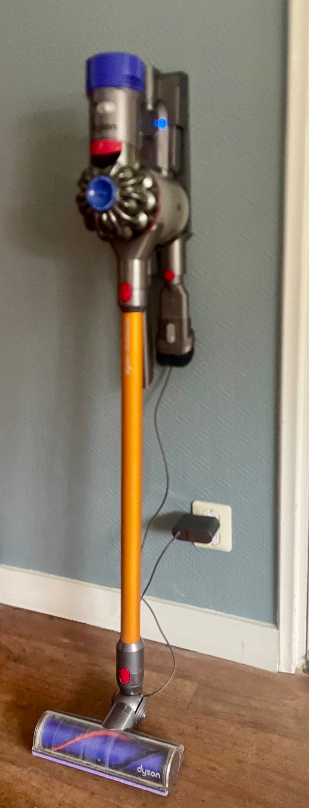 Dyson V8