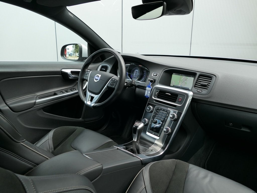 Volvo V60 2.0 T3 R-Design Trekhaak / Xenon / Standkachel, Auto's, Volvo, 1479 kg, Gebruikt, 4 cilinders, 1969 cc