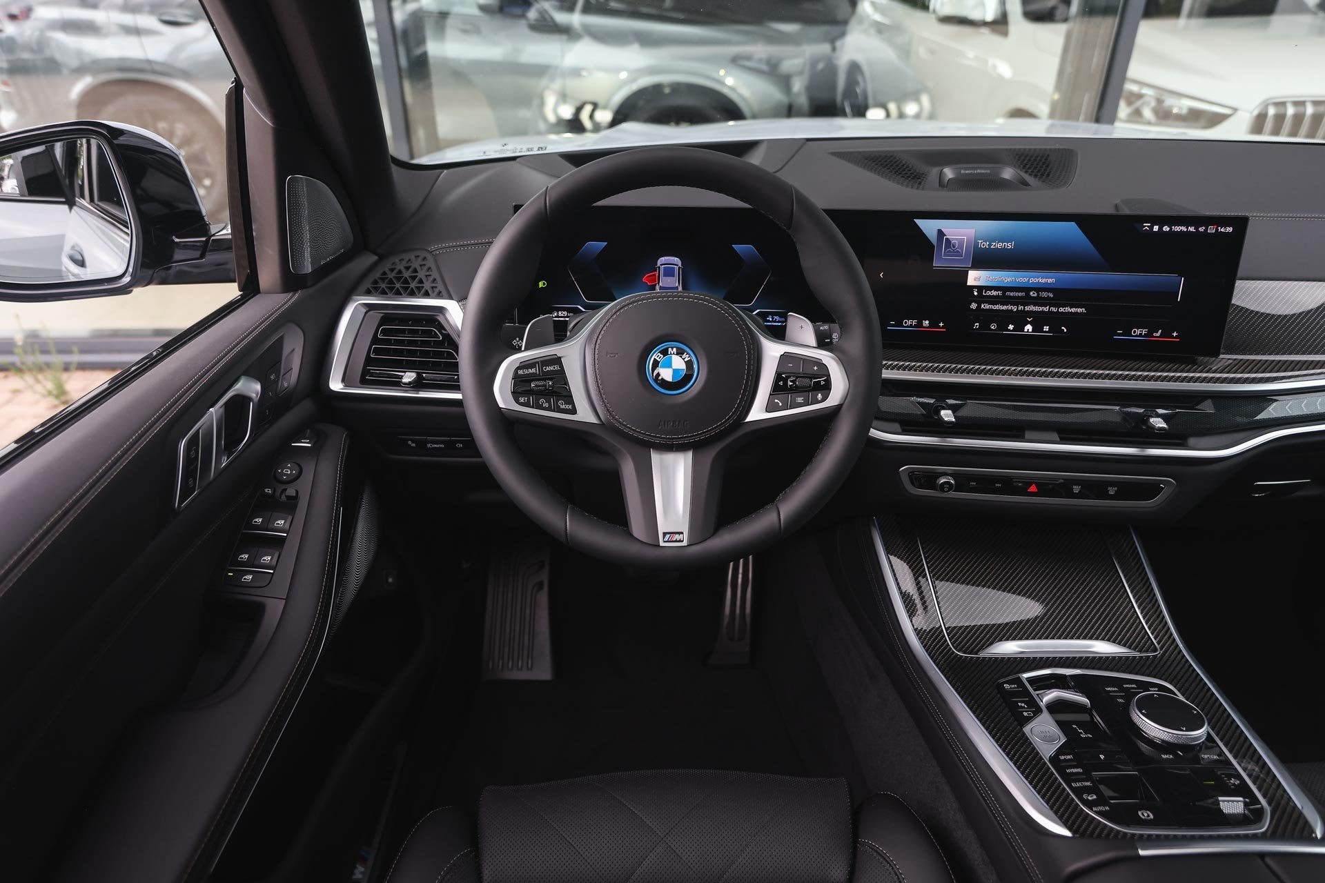 BMW X5 xDrive50e M Sport Automaat / Panoramadak / Trekhaak /, Auto's, Dealer onderhouden, 2395 kg, Leder, Bedrijf