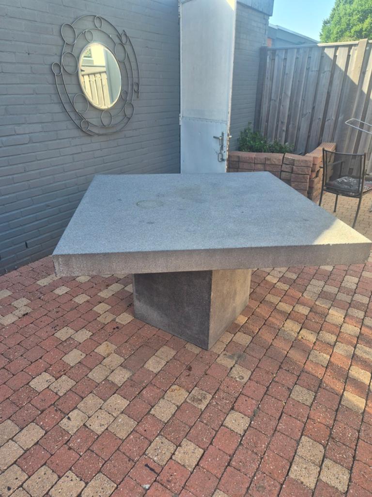 Betonnen tuintafel gratis af te halen., Tuin en Terras, Ophalen of Verzenden, Gebruikt, Rechthoekig, Overige materialen