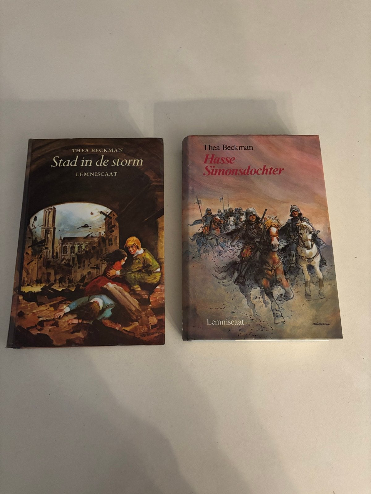 Thea Beckman Boeken: Stad in de storm & Hasse Simonsdochter, Boeken, Ophalen of Verzenden, Gelezen, Fictie