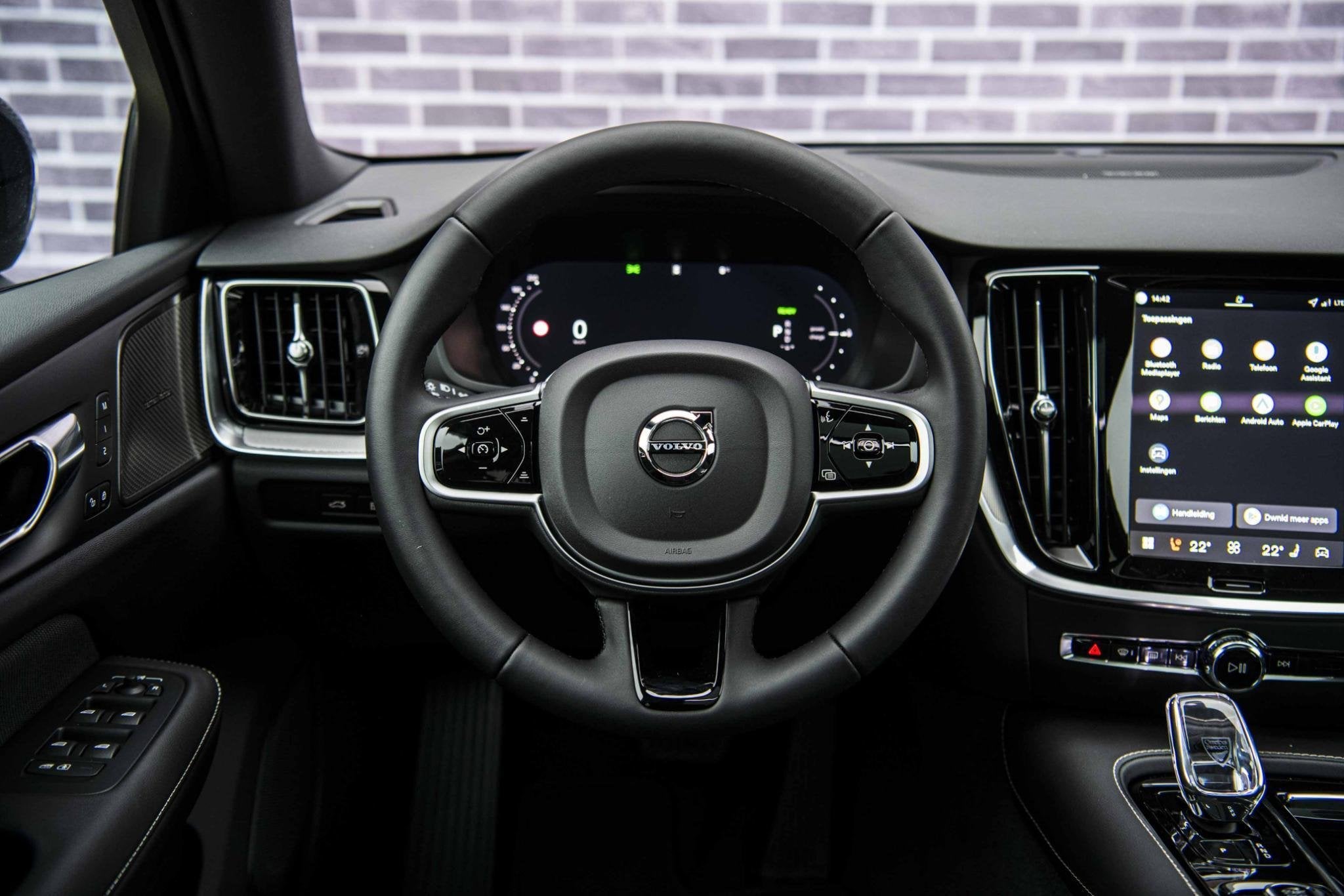 Volvo V60 2.0 T6 Plug-in hybrid AWD Ultra Dark | Sportstoele, Auto's, Automaat, 12 maanden, Stof, Gebruikt