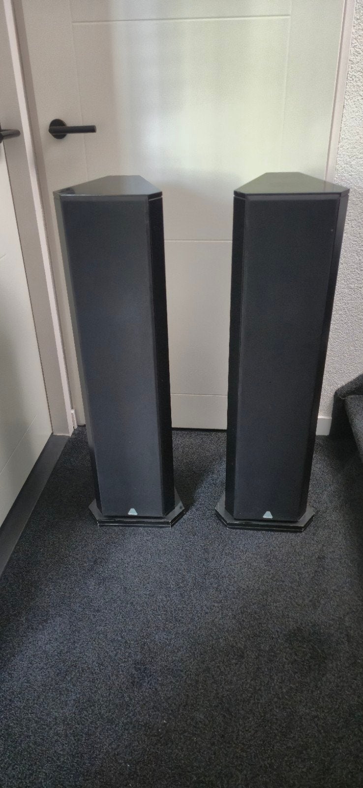 Vloerstaande luidsprekers - Zwart, uitstekende staat, Vloerstaande luidspreker, Gebruikt, 60 tot 120 watt, Geschikt voor surround/home cinema