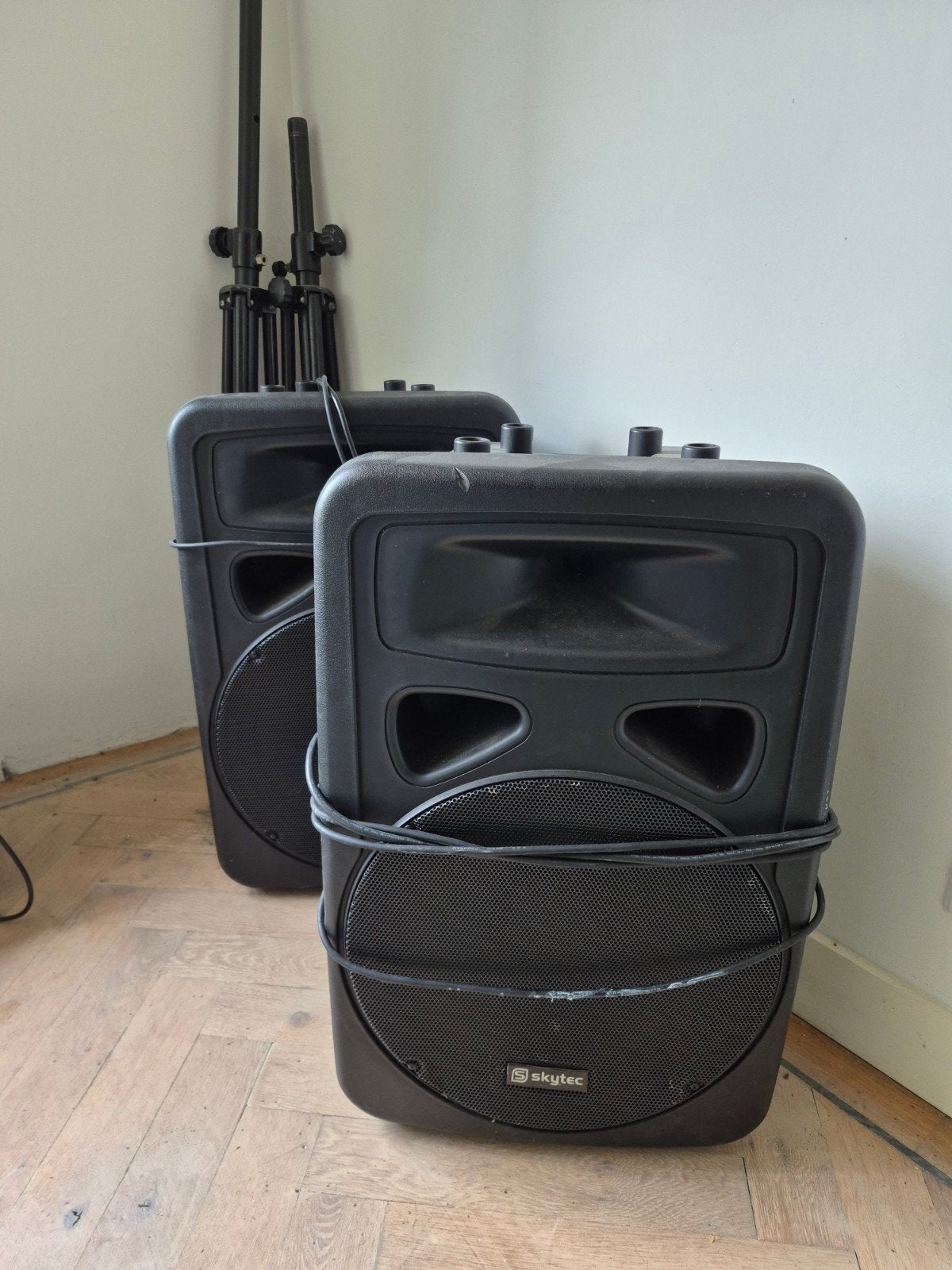 Skytec actieve speakers met statieven, Ophalen, Gebruikt