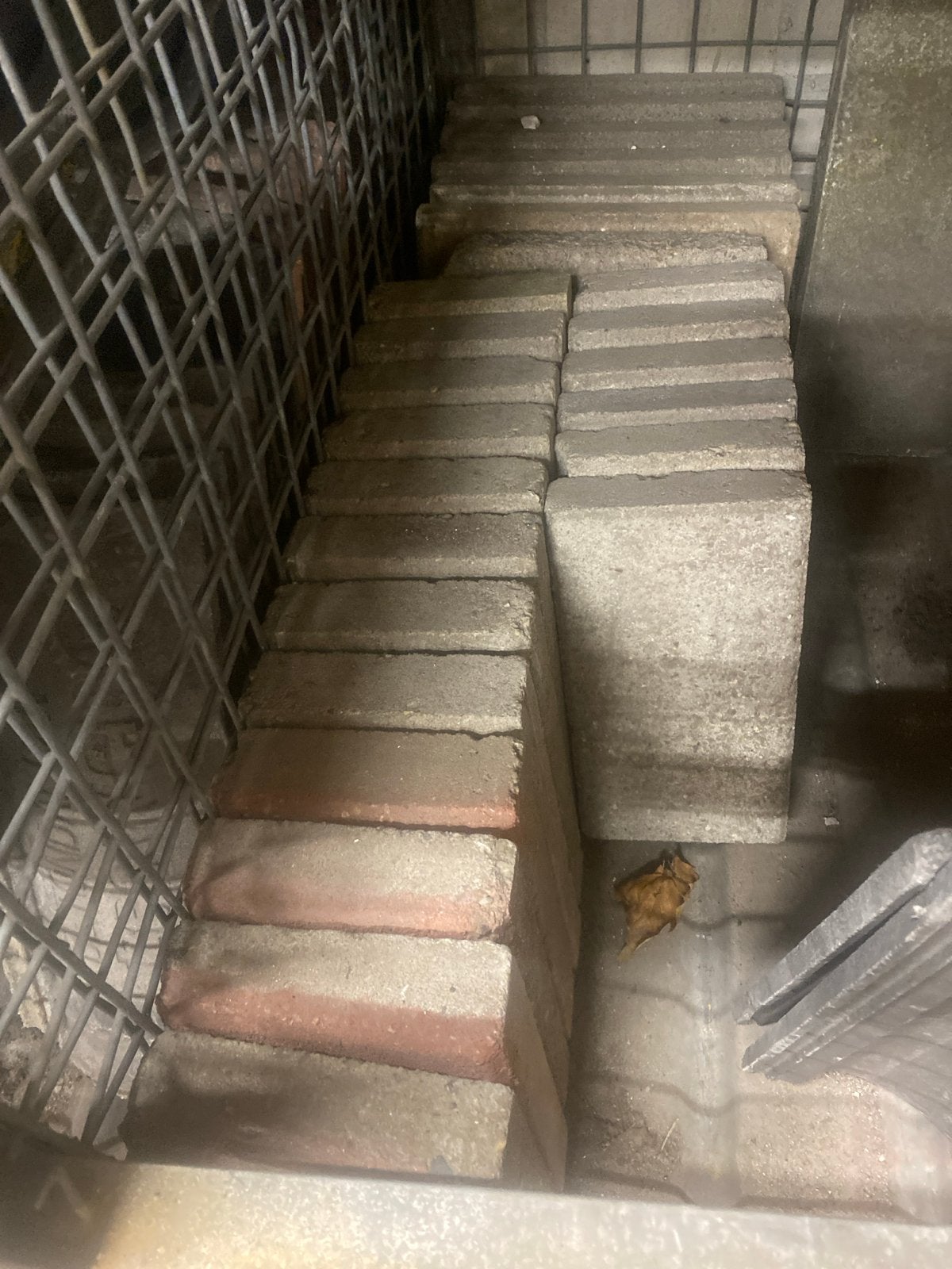 Rode en grijze halve tegels - Ideaal voor tuin of pad, Gebruikt, Ophalen of Verzenden, Minder dan 5 m², Beton