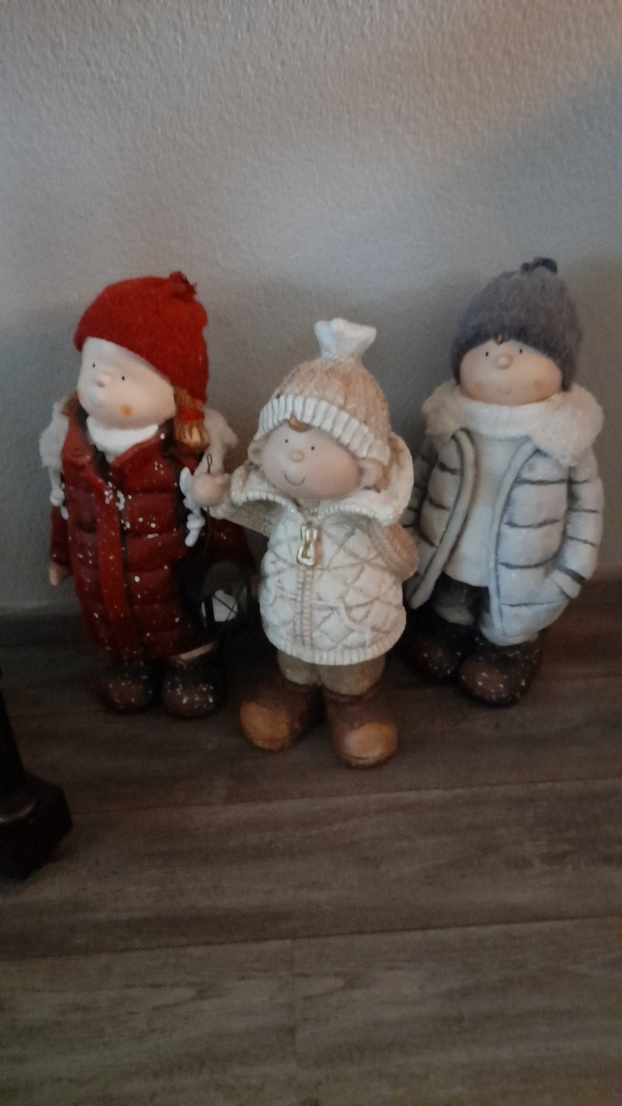 Set van 3 Kerstbeeldjes: Winterse Kinderen met Lantaarn, Ophalen, Meerkleurig, Steen/keramiek, Landelijk