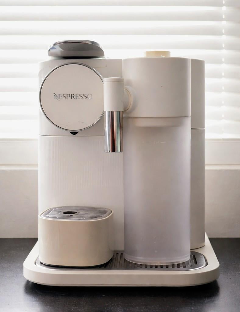 Nespresso DeLonghi Capsule Coffee, Witgoed en Apparatuur, Koffiezetapparaten, Zo goed als nieuw, Koffiemachine, Ophalen of Verzenden