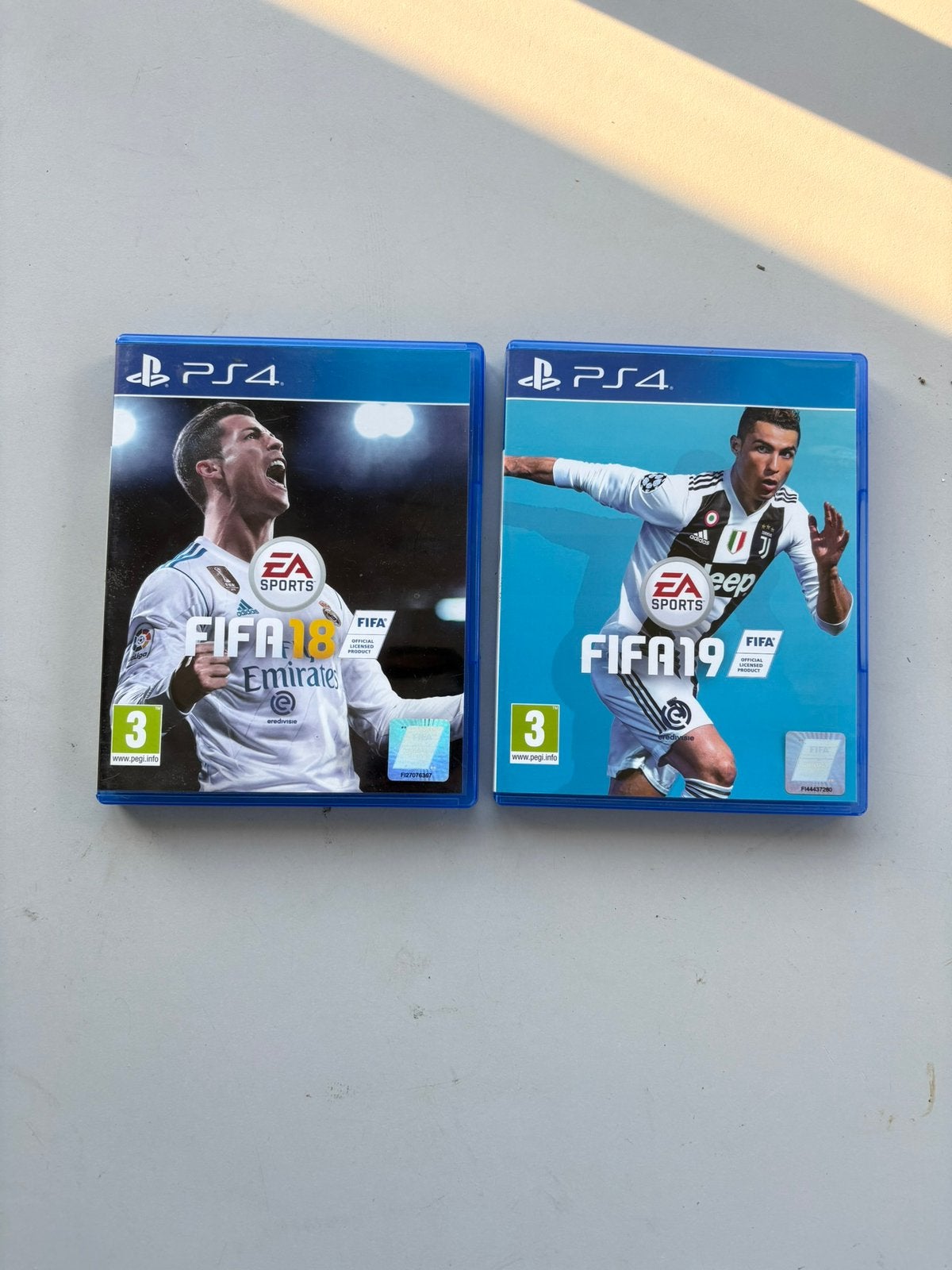 (L.2.3) fifa 18 & fifa 19 ps4 compleet met doosjes,boekjes, Gebruikt, Verzenden, Sport, 3 spelers of meer