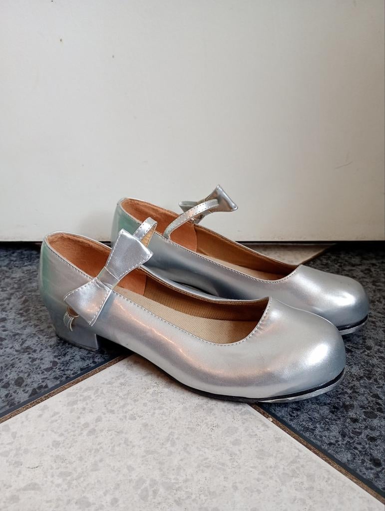 Zilveren tapdansschoenen met strikje, Ophalen of Verzenden, Gebruikt, Schoenen