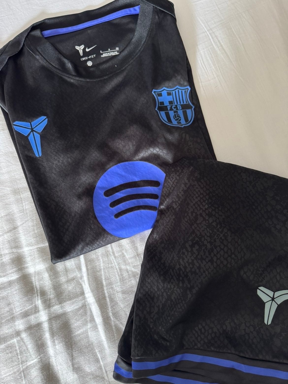 FC Barcelona x Kobe Bryant trainingspak (shirt + broek), Sport en Fitness, Voetbal, Maat S, Ophalen of Verzenden, Zo goed als nieuw