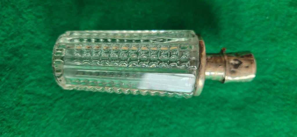 Parfumflesje geslepen glas met zilveren dop, Antiek en Kunst, Ophalen of Verzenden