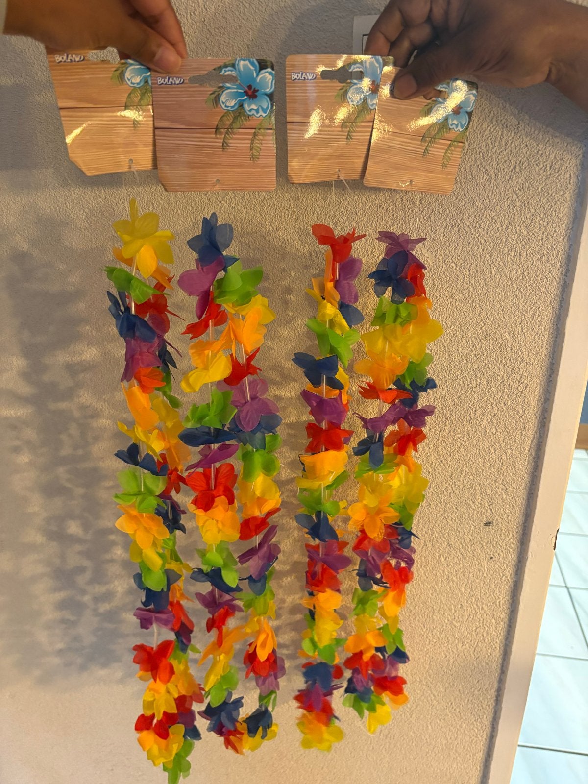 24 Hawaï slingers - Kleurrijke bloemenkransen voor feest, Ophalen of Verzenden, Nieuw, Feestartikel, Overige