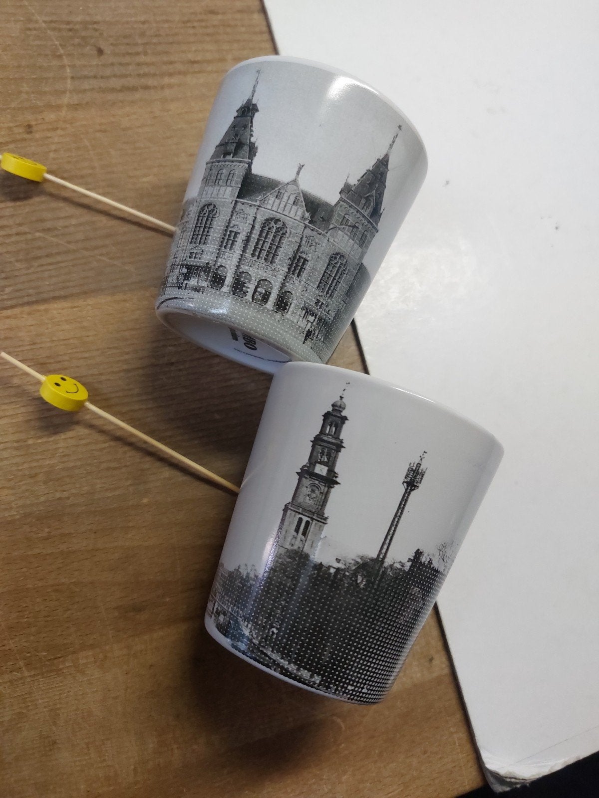 2 mokken uit de serie Amsterdam van Jumbo, Nieuw, Overige stijlen, Aardewerk, Mok