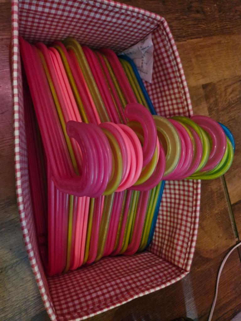 Plastic kledinghangers verschillende kleuren, Ophalen, Kunststof