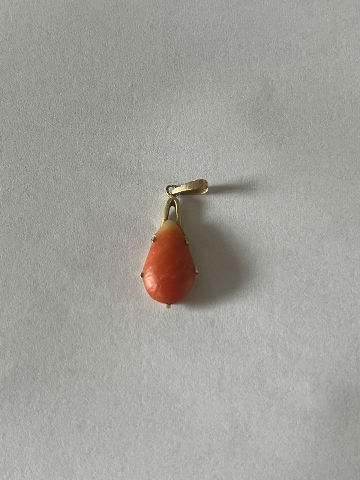 Gouden vintage hanger met bloedkoraal, Gebruikt, Overige voorstellingen, Oranje, Ophalen of Verzenden