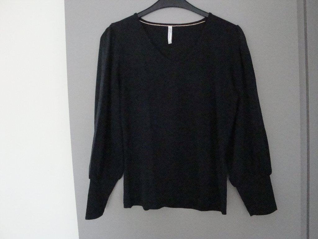 Zwarte SUMMUM top met lange wijde mouwen. Maat L., Summum, Zwart, Maat 42/44 (L), Ophalen of Verzenden