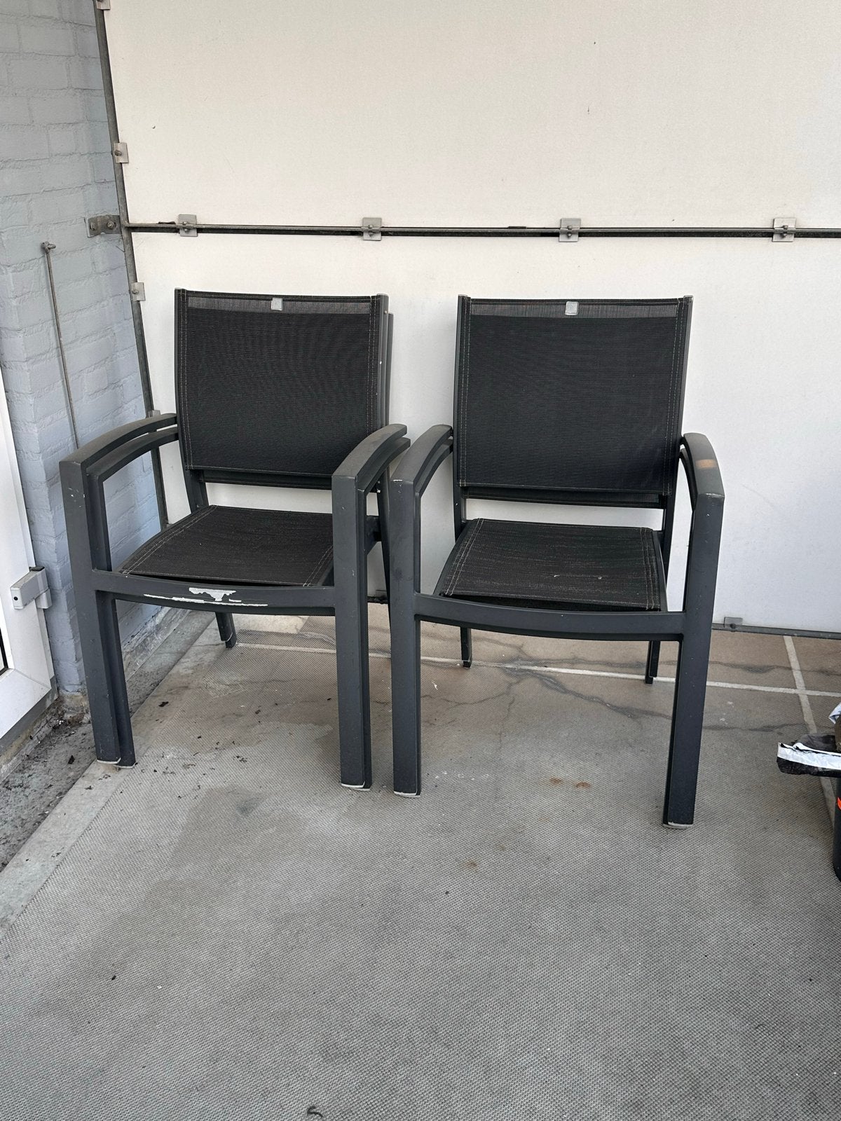 Gratis afhalen 4x Tuinstoelen - Grijs/Zwart - Gebruikt, Tuin en Terras, Ophalen, Gebruikt, Metaal, Stapelbaar