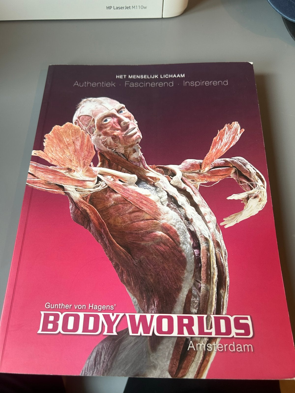 Body Worlds Amsterdam - Het Menselijk Lichaam Boek, Boeken, Ophalen of Verzenden, Zo goed als nieuw, Natuurwetenschap