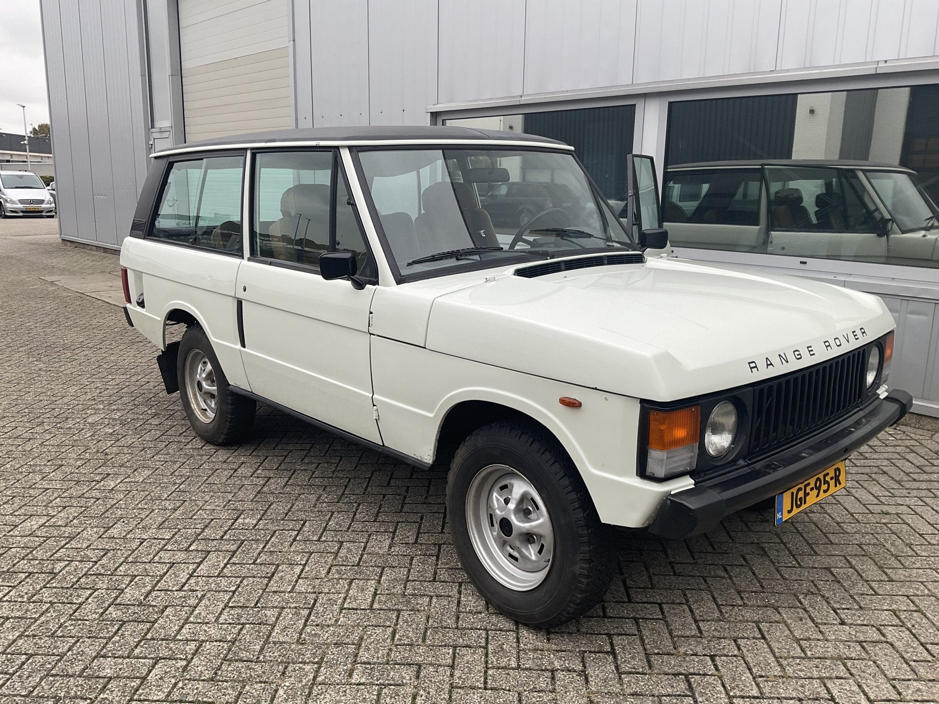 Land Rover Range Rover Classic 3.5 V8 3 deurs (bj 1982), Auto's, Oldtimers, Stof, Land Rover, Wit, Bruin