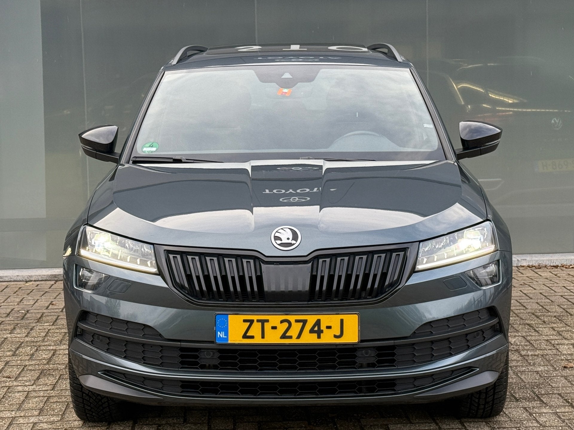 Skoda Karoq 1.5 TSI DSG Sportline Pano|Sfeer|Canton|Dealer O, Auto's, Stof, 4 cilinders, 150 pk, Bedrijf