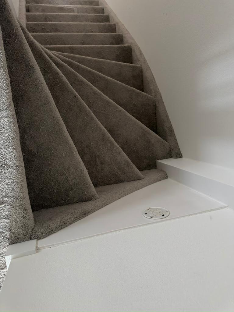 Tapijt en Trap Stofferen? Snelle Service & Topkwaliteit, Huis en Inrichting, Stoffering | Vloerbedekking, Crème, Nieuw, Ophalen of Verzenden