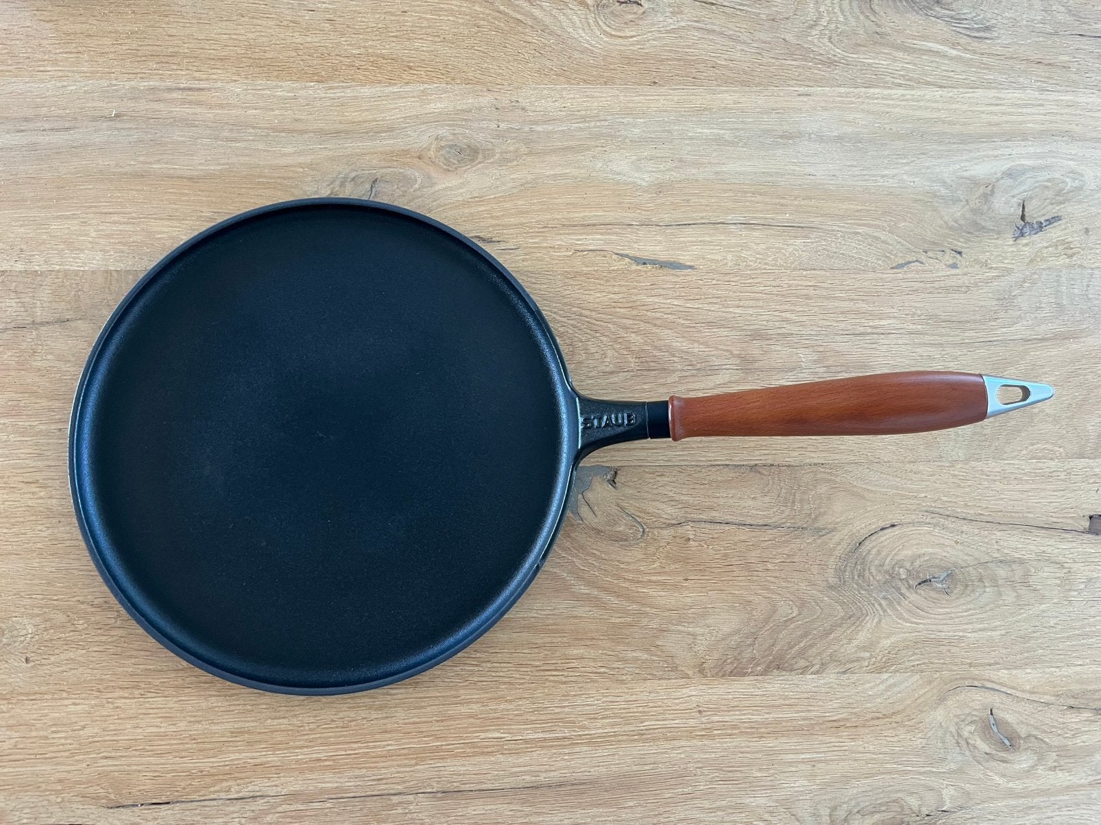 Staub gietijzeren koekenpan 28 cm, Ophalen, Zo goed als nieuw, Gietijzer