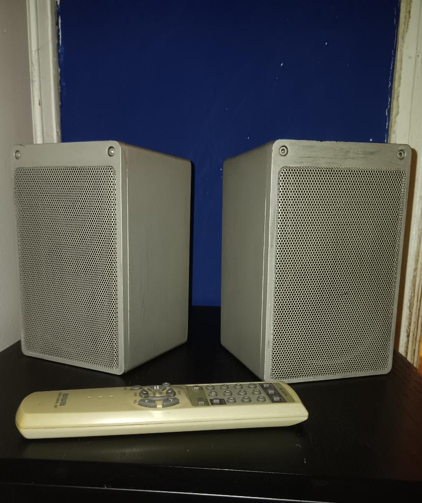 Twee speakers en afstandsbediening van Aiwa, Audio, Tv en Foto, Luidsprekers, Overige merken, Ophalen of Verzenden, Niet werkend