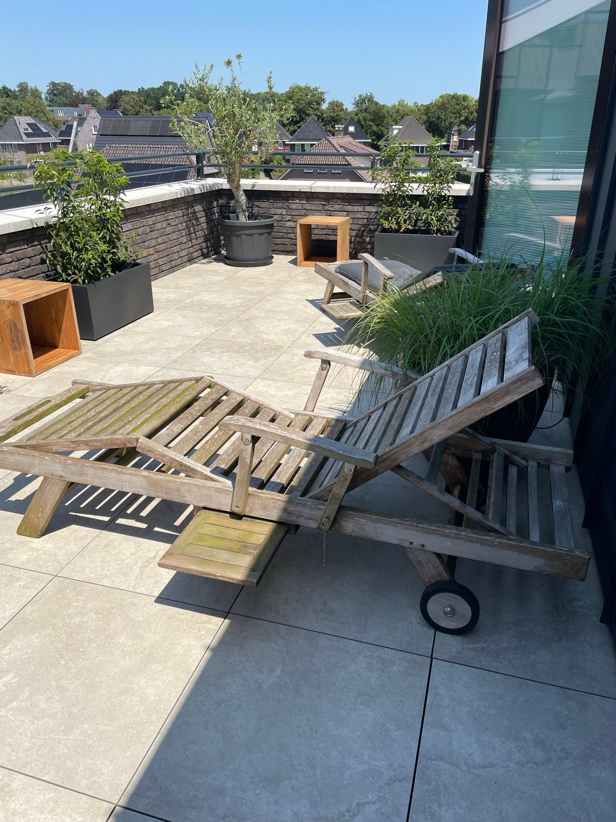 2 Houten Ligbedden met Uitschuifbare Tafeltjes, Tuin en Terras, Ligbedden, Ophalen, Gebruikt, Hout, Verstelbaar
