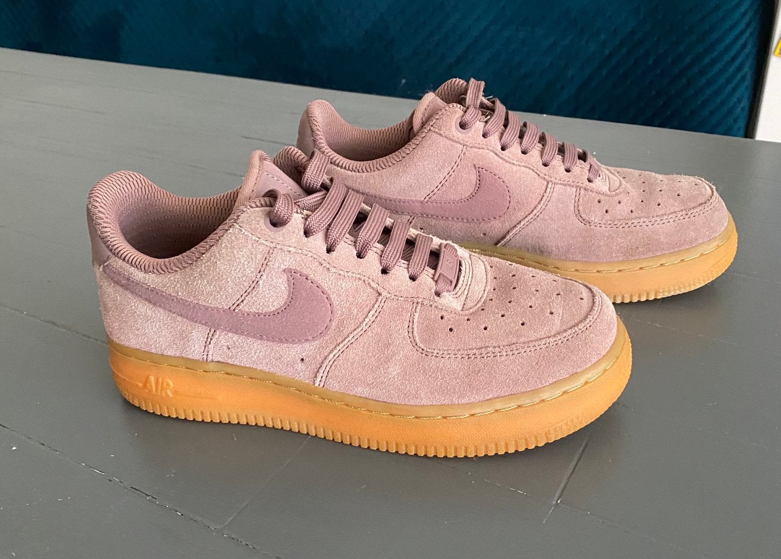 Nike Air Force 1 Low smokey Mauve 36,5, Ophalen of Verzenden, Zo goed als nieuw, Wit, Sneakers of Gympen