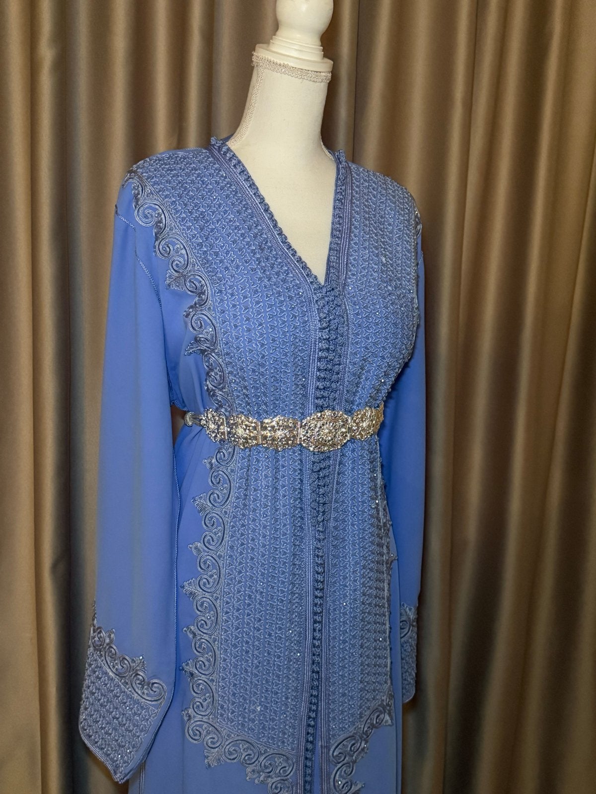Mooie nieuwe takchita Marokkaanse jurk met riem, Kleding | Dames, Ophalen of Verzenden, Nieuw, Blauw, Onder de knie