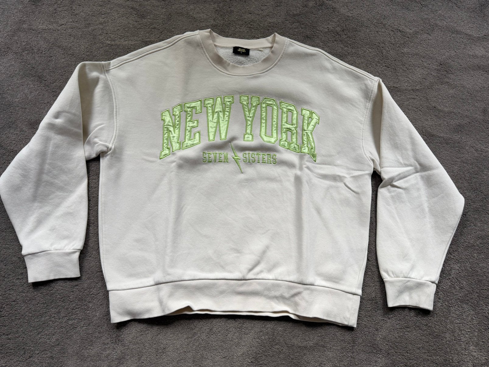 Sweater ecru met groene tekst New York Seven Sisters mt L, Ophalen of Verzenden, Zo goed als nieuw, Maat 42/44 (L), Beige