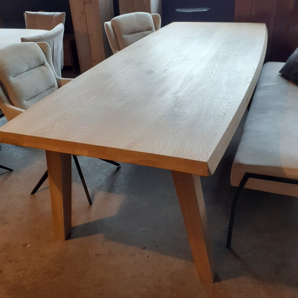 Massief eiken eettafel met houten tapse poten .NIEUW., Eikenhout, Rechthoekig, Nieuw, 200 cm of meer