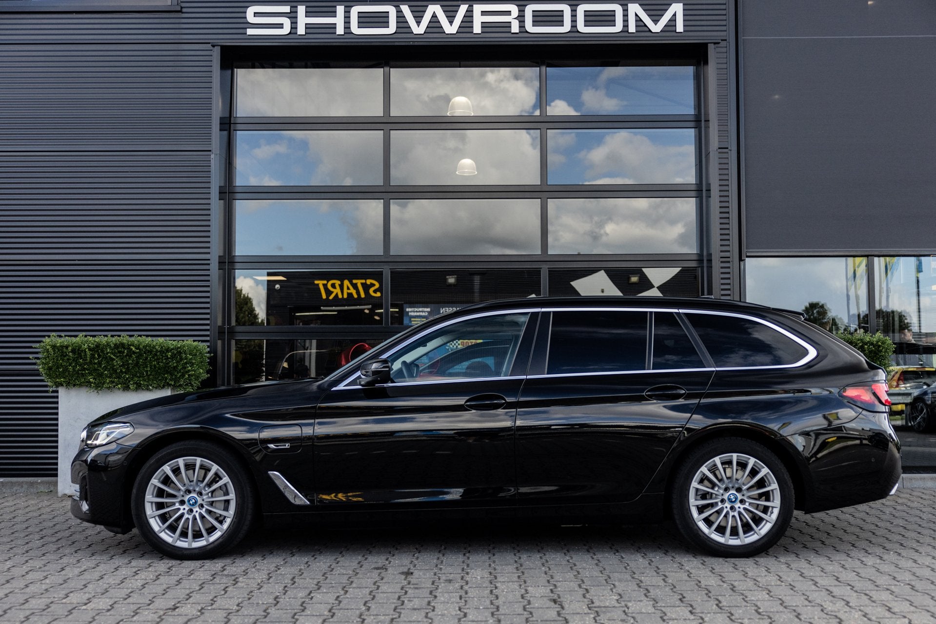 BMW 5-serie Touring 530e xDrive, Pano, Volleder Comfortstoel, Auto's, BMW, 1998 cc, Gebruikt, 4 cilinders, 2000 kg